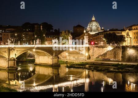 Rom, Italien - 1. August 2020: Ein Blick auf Rom bei Nacht, mit einer Brücke über den Tiber und die St. Peter-Kirche Stockfoto