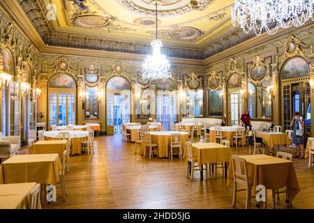 Lissabon, Portugal - 19. Juli 2020: Blick auf die Luxushalle im Restaurant Casa do Alentejo, ein wunderbarer Ort für ein Abendessen. Stockfoto