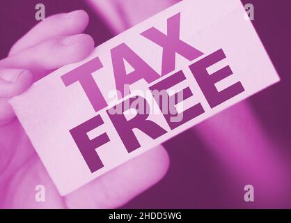 Steuerfreie Wörter auf einer Karte in der Hand des Geschäftsmannes. Steuer- und Gebührenregulierung im Geschäftskonzept. Stockfoto