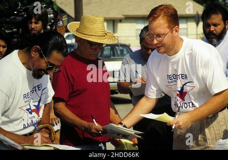 Austin Texas USA, 1996: Freiwillige beim Southwest Voter Registration Project arbeiten an einer Wahlregistrierungsfahrt in einem hispanischen Viertel. ©Bob Daemmrich Stockfoto