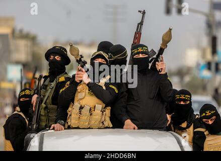 Gaza, Palästina. 05th Januar 2022. Maskierte Schützen aus Saraya al-Quds, dem bewaffneten Flügel des Islamischen Jihad, nehmen an einer antiisraelischen Militärparade im südlichen Gazastreifen Teil. (Foto von Yousef Masoud/SOPA Images/Sipa USA) Quelle: SIPA USA/Alamy Live News Stockfoto