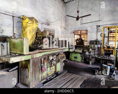 Kolhapur, Maharashtra, Indien- November 26th 2021; Stock Foto der industriellen Fabrik Innenraum mit Schleifoberflächenmaschine, andere Ausrüstungen und Objekt Stockfoto