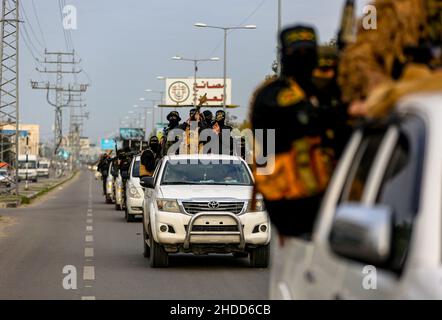 Gaza, Palästina. 05th Januar 2022. Maskierter Schütze aus Saraya al-Quds, dem bewaffneten Flügel des Islamischen Jihad, nimmt an einer antiisraelischen Militärparade im südlichen Gazastreifen Teil. (Foto von Yousef Masoud/SOPA Images/Sipa USA) Quelle: SIPA USA/Alamy Live News Stockfoto