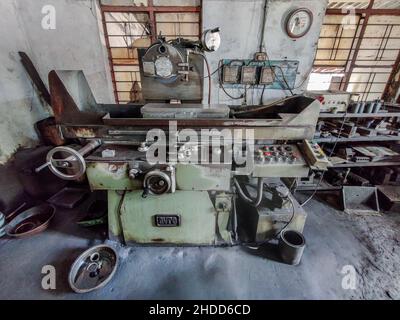 Kolhapur, Maharashtra, Indien- November 26th 2021; Stock Foto der industriellen Fabrik Innenraum mit Schleifoberflächenmaschine, andere Ausrüstungen und Objekt Stockfoto