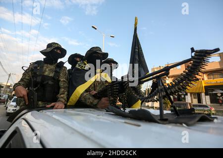 Gaza, Palästina. 05th Januar 2022. Maskierte Schützen aus Saraya al-Quds, dem bewaffneten Flügel des Islamischen Jihad, nehmen an einer antiisraelischen Militärparade im südlichen Gazastreifen Teil. (Foto von Yousef Masoud/SOPA Images/Sipa USA) Quelle: SIPA USA/Alamy Live News Stockfoto