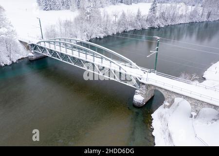 Blick auf eine Stahleisenbahnbrücke über den Fluss Lech bei Pflach in Tirol im Winter Stockfoto