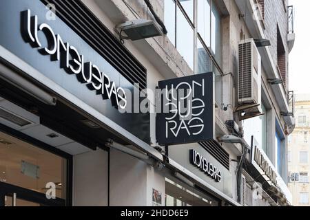 VALENCIA, SPANIEN - 03. JANUAR 2022: Llongueras ist eine spanische Kette von Friseursalons Stockfoto