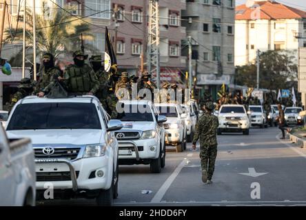 Gaza, Palästina. 05th Januar 2022. Maskierte Schützen aus Saraya al-Quds, dem bewaffneten Flügel des Islamischen Jihad, nehmen an einer antiisraelischen Militärparade im südlichen Gazastreifen Teil. (Foto von Yousef Masoud/SOPA Images/Sipa USA) Quelle: SIPA USA/Alamy Live News Stockfoto