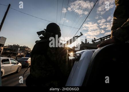 Gaza, Palästina. 05th Januar 2022. Maskierte Schützen aus Saraya al-Quds, dem bewaffneten Flügel des Islamischen Jihad, nehmen an einer antiisraelischen Militärparade im südlichen Gazastreifen Teil. (Foto von Yousef Masoud/SOPA Images/Sipa USA) Quelle: SIPA USA/Alamy Live News Stockfoto