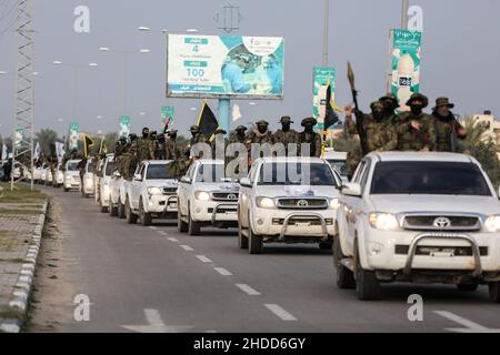 Gaza, Palästina. 05th Januar 2022. Maskierte Schützen aus Saraya al-Quds, dem bewaffneten Flügel des Islamischen Jihad, nehmen an einer antiisraelischen Militärparade im südlichen Gazastreifen Teil. (Foto von Yousef Masoud/SOPA Images/Sipa USA) Quelle: SIPA USA/Alamy Live News Stockfoto