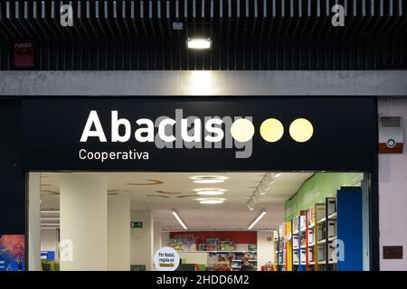 VALENCIA, SPANIEN - 03. JANUAR 2022: Abacus ist eine spanische Kultur-, Bildungs- und Freizeitkonsumentenkooperative Stockfoto