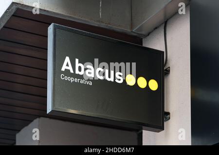 VALENCIA, SPANIEN - 03. JANUAR 2022: Abacus ist eine spanische Kultur-, Bildungs- und Freizeitkonsumentenkooperative Stockfoto