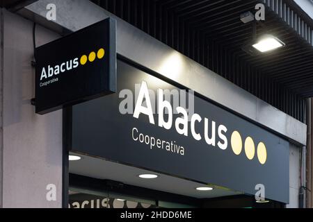 VALENCIA, SPANIEN - 03. JANUAR 2022: Abacus ist eine spanische Kultur-, Bildungs- und Freizeitkonsumentenkooperative Stockfoto