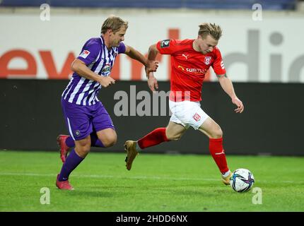 Halle, Deutschland. 05th Januar 2022. Fußball: Testspiele, Hallescher FC - FC Erzgebirge Aue im Leuna-Chemie-Stadion. Halles Janek Sternberg (r) und Aues Jan Hochscheidt im Duell. Quelle: Jan Woitas/dpa-Zentralbild/dpa/Alamy Live News Stockfoto