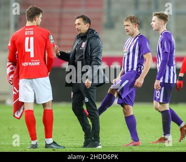 Halle, Deutschland. 05th Januar 2022. Fußball: Testspiele, Hallescher FC - FC Erzgebirge Aue im Leuna-Chemie-Stadion. Halles-Trainer Andre Meyer spricht nach dem Spiel mit Spieler Fynn Otto und wird freundlich von einem alten Bekannten, Auer Jan Hochscheidt, begrüßt, hinter ihm läuft Erik Majetschak. Quelle: Jan Woitas/dpa-Zentralbild/dpa/Alamy Live News Stockfoto