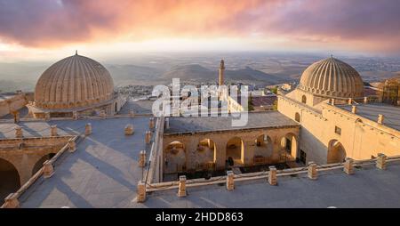 Panorama von Mardin, Türkei. Die Altstadt bei Sonnenaufgang. Blick von Zinciriye Madrasah. Stockfoto