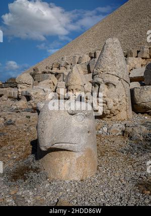 Alte Statuen auf dem Nemrut Berg in Adiyaman, Türkei. Das UNESCO-Weltkulturerbe. Grab des Königs Antiochus von Commagene. Stockfoto