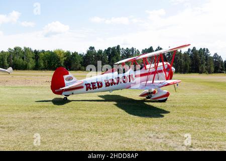 Vintage Red Baron Squadron Doppelflügelflugzeug bei der Veranstaltung „Gathering of Planes“ auf dem Municipal Airport Field. Schlacht am Lake Minnesota, USA Stockfoto