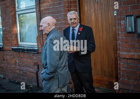 Genossen während der Begräbnung des Veteranen der britischen Armee in der Nähe von Newtownards Road A Loyalist Districts in East Belfast, Nordirland. Stockfoto