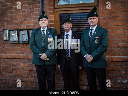 Genossen während der Begräbnung des Veteranen der britischen Armee in der Nähe von Newtownards Road A Loyalist Districts in East Belfast, Nordirland. Stockfoto