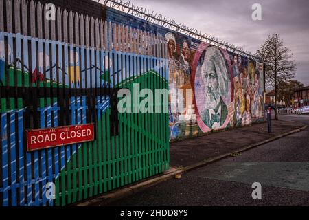 Straßensperrung unterzeichnen. Sicherheit eisentor zwischen katholischen und protestantischen Gemeinschaften, in Belfast Frieden Wand. Nordirland, Vereinigtes Königreich, Großbritannien Stockfoto