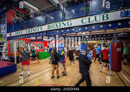 Junge Mädchen und Jungen, die im Holy Trinity Boxing Club in Belfast im Norden Irlands trainieren. Stockfoto