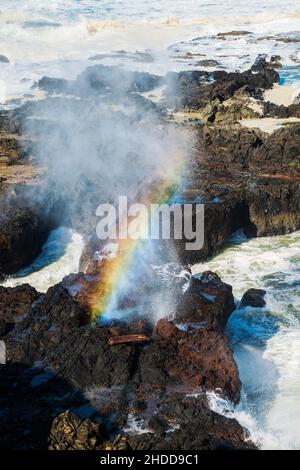 Prismatischer Regenbogen in abstürzenden Wellen; Devils Churn & Spouting Horn; Pazifischer Ozean; südlich von Yachats; Oregon, USA. Stockfoto