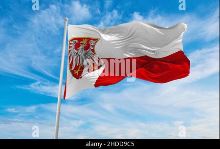 Flagge von Frankfurt am Main bei bewölktem Himmel bei Sonnenuntergang, Panoramablick. Bundesrepublik Deutschland. Platz zum Kopieren für breites Banner. 3D Abbildung Stockfoto