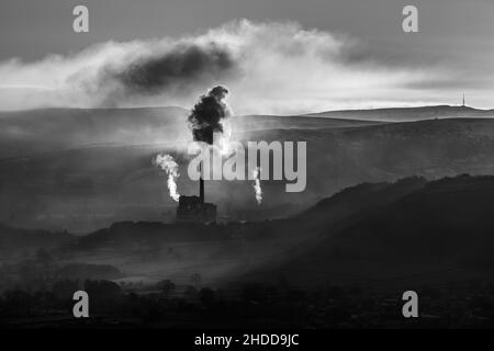 Ein Blick auf Hope Cement arbeitet vom Mam Tor im englischen Peak District aus. Stockfoto