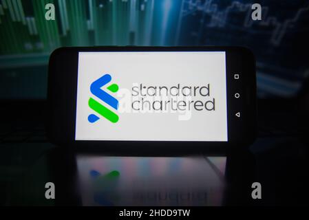 Polen. 05th Januar 2022. In dieser Abbildung wird ein Standard Chartered-Logo auf einem Smartphone mit Börsenprozentsätzen im Hintergrund angezeigt. (Foto von Omar Marques/SOPA Images/Sipa USA) Quelle: SIPA USA/Alamy Live News Stockfoto
