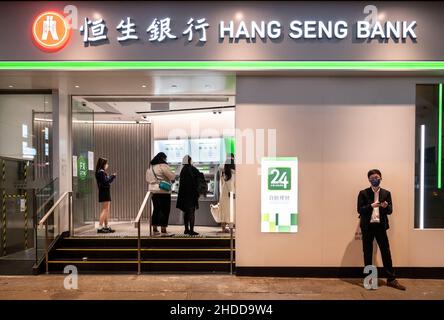 Hongkong, China. 05th Januar 2022. Kunden werden in einer Filiale der Hang Seng Bank in Hongkong gesehen. (Foto von Budrul Chukrut/SOPA Images/Sipa USA) Quelle: SIPA USA/Alamy Live News Stockfoto