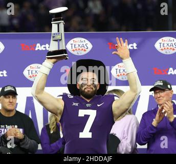 Houston, Texas, USA. 4th Januar 2022. Kansas State Wildcats Quarterback SKYLAR THOMPSON (7) wurde zum MVP des TaxAct Texas Bowl ernannt. Kansas State schlug LSU 42-20. (Bild: © Scott Coleman/ZUMA Press Wire) Stockfoto