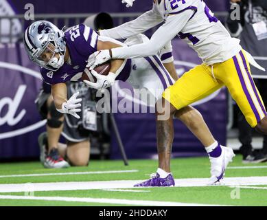 Houston, Texas, USA. 4th Januar 2022. Kansas State Wildcats laufen zurück DEUCE VAUGHN (22) trägt den Ball innerhalb der 1-Yard-Linie während des TaxAct Texas Bowl nach unten. (Bild: © Scott Coleman/ZUMA Press Wire) Stockfoto