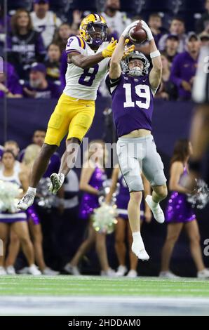 Houston, Texas, USA. 4th Januar 2022. Kansas State Wildcats Defensive Back ROSS ELDER (19) fängt einen Pass ab, der für den LSU Tigers Wide Receiver MALIK NABERS (8) während des TaxAct Texas Bowl bestimmt ist. (Bild: © Scott Coleman/ZUMA Press Wire) Stockfoto