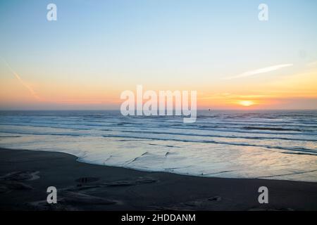 Blick auf den Sonnenuntergang südlich von Dünengräsern; Wellen und Strand; Pazifischer Ozean; Newport; Oregon; USA Stockfoto