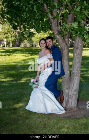Minnesota, USA. Hochzeitspaar Porträt in einem schönen Park Einstellung. Stockfoto