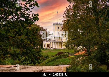 Keila-Joa/Estland - 25. September 2021: Ritterburg Keila-Joa Schloss Fall, Boutique-Hotel, Museum und Restaurant bei Sonnenuntergang Stockfoto