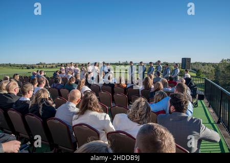 Minnesota, USA. Junges Paar, das an einem schönen sonnigen Tag mit großer Menschenmenge heiratet. Stockfoto