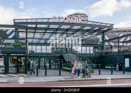 Croydon Boxpark sind Geschäfte, Restaurants und Bars in eingebaut Transportbehälter Stockfoto