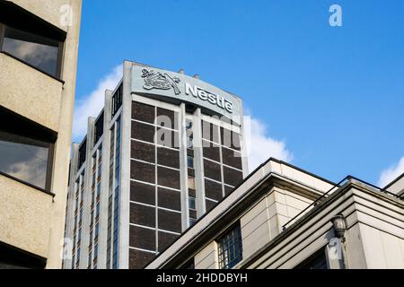 Das Nestlé-Logo auf dem Nestlé Tower 1960s oder dem St. George's House in Croydon. Stockfoto