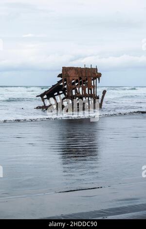 Die Wellen des Pazifischen Ozeans schlagen sich gegen die Schiffbrüchigen Peter Iredale, Fort Stevens State Park, Hammond, Oregon, USA Stockfoto