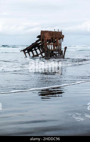 Die Wellen des Pazifischen Ozeans schlagen sich gegen die Schiffbrüchigen Peter Iredale, Fort Stevens State Park, Hammond, Oregon, USA Stockfoto