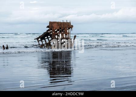 Die Wellen des Pazifischen Ozeans schlagen sich gegen die Schiffbrüchigen Peter Iredale, Fort Stevens State Park, Hammond, Oregon, USA Stockfoto