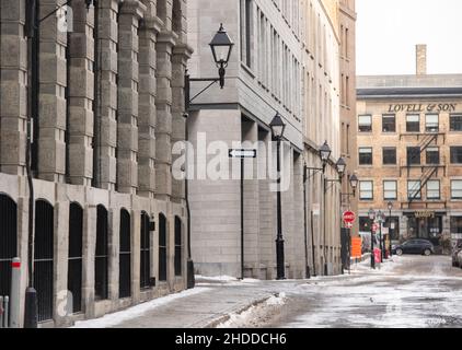 Montreal, Quebec, Kanada. 05th Januar 2022. Eine leere Straße wird in Montreal, Quebec, Kanada, am Mittwoch, den 5. Januar, 2022, da die COVID-19-Pandemie in Kanada und weltweit anhält. Die Regierung Quebecs hat neue Maßnahmen zur Eindämmung der Ausbreitung von Covid-19 ergriffen, darunter die Schließung von Bars, Restaurants, Kinos und Fitnessstudios sowie eine Ausgangssperre von 10pm bis 5am. Foto Graham Hughes/Freelance. Kredit: Graham Hughes/Alamy Live Nachrichten Stockfoto