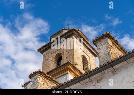 Blick auf eine alte romanische Kirche aus Stein Stockfoto