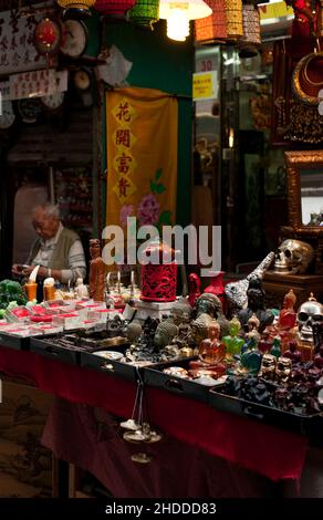 Buddhistische Ikonen zum Verkauf auf Upper Lascar Row Antique Street Market, Hong Kong. Stockfoto