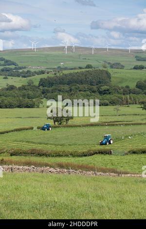 1988 Ford 7610 Force Two mit Kuhn FC243 Mäher, 1993 Ford 8630 mit John Deere 331 Mäher Arbeiten in der englischen Landschaft Schneiden Silage Stockfoto
