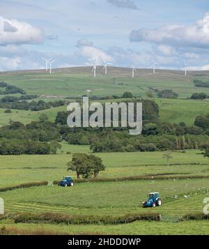 1988 Ford 7610 Force Two mit Kuhn FC243 Mäher, 1993 Ford 8630 mit John Deere 331 Mäher Arbeiten in der englischen Landschaft Schneiden Silage Stockfoto