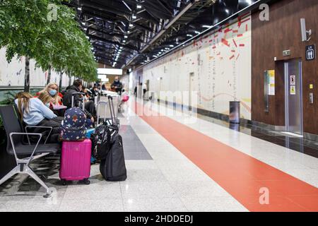 Moskau, Russland - 02. Januar 2021, Flughafen Sheremetyevo, Check-in-Schalter, das Gebäude ist für das neue Jahr dekoriert. Stockfoto