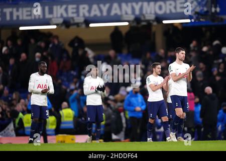 Ben Davies von Tottenham Hotspur (rechts), Tanguy Ndombele (links) und Harry Winks applaudieren den Fans nach dem finalen Pfeifen im Carabao Cup Halbfinale des ersten Beinabgleichs in Stamford Bridge, London. Bilddatum: Mittwoch, 5. Januar 2022. Stockfoto